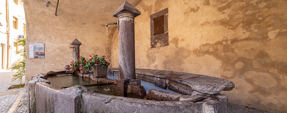 Fontana tonda antica di forma ellittica realizzata con la pietra di Gorzone e situata sotto una nicchia di grandi dimensioni. La fontana è suddivisa in due parti, di cui una con pietra spiovente.